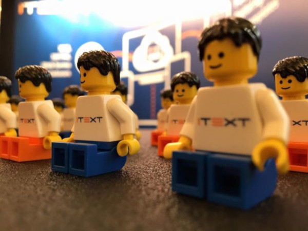 LEGO figurines iText